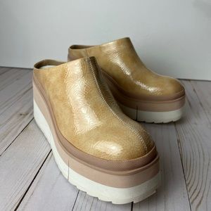 ISO Naked Feet Coach Beige